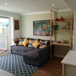 spacious-townhouse-with-sea-views-near-cardiff.cardiffhotelswales.com/