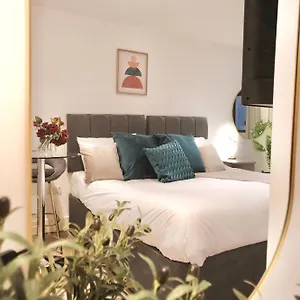 luxury-studio-near-ocean-village-private-parking-smart-tv.tophotelsbath.com/