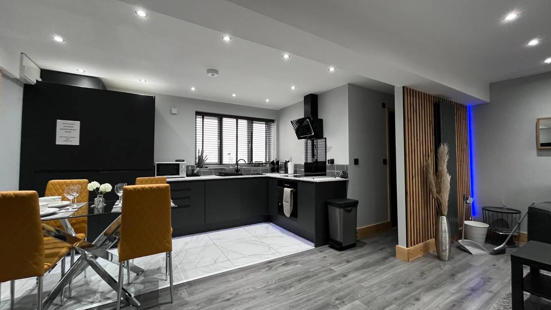 Entire Two Bedroom Guest House & Free Parking Nottingham Apartment